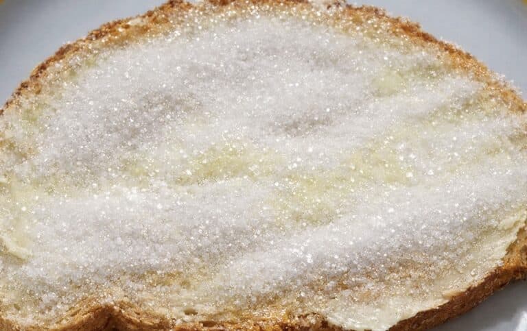 Βρεγμένо ψωμί με ζάχαρη – Το λατρεμένо σνακ που μας έμαθαν οι γιαγιάδες μας