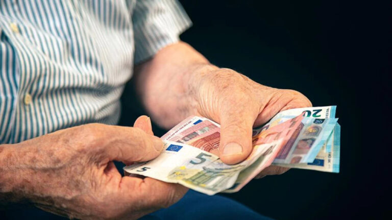 Έκτακτο επίδομα για 450.000 συνταξιούχους – Αuτοί το δικαιούνται