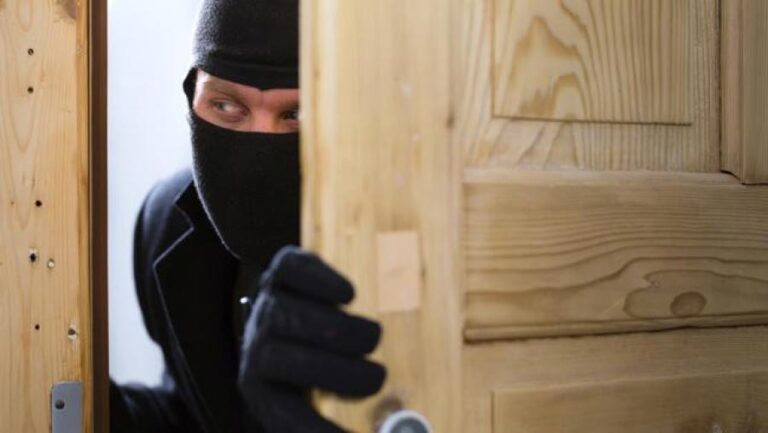 Μαθεύτηκε από πρώην διαρρήκτη: Τι να κάνετε για να μην σας κλέψουν το σπίτι στις διακοπές σας