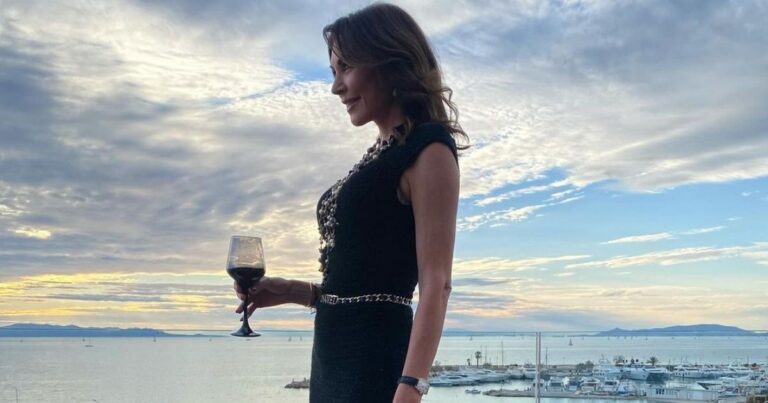 Κρατούσε στα χέρια της πάνω από 13 μισθούς: Η εμφάνιση της Τατιάνας Στεφανίδου σε garden party και το «κράξιμο» στα σχόλια