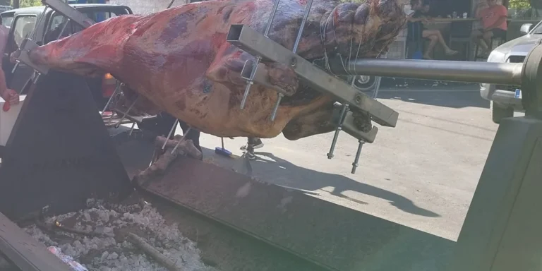 Χανιά: Σούβλισαν ταύρο στην Κίσσαμο για τη γιορτή του Αγίου Πνεύματος -Έντονες αντιδράσεις Με σούβλισμα ταύρου για πρώ