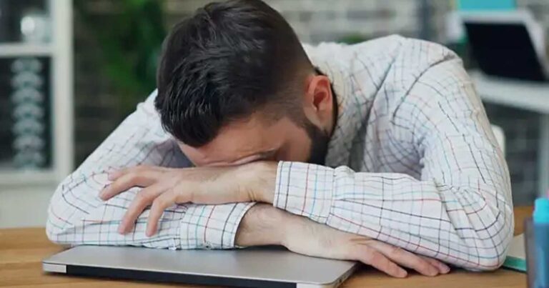 Αν ένας άνδρας εμφανίζει αυτές τις 9 συμπεριφορές, νιώθει χαμένος και δεν έχει σκοπό στη ζωή του