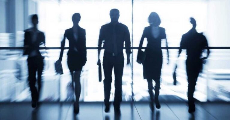 Οι Έλληνες πρώτοι στην Ευρώπη σε ώρες εργασίας, λιγότερες απολαβές και με εξαήμερο από 1η Ιουλίου – Έκπληκτη ως και η γερμανική Handelsblatt