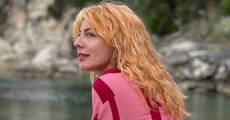 Σμαράγδα Καρύδη: Απóλαυσε το πρώτο της μπάνιο στον «παράδεισο» – Οι εντυπωσıακές φωτογραφίες με μαγιό