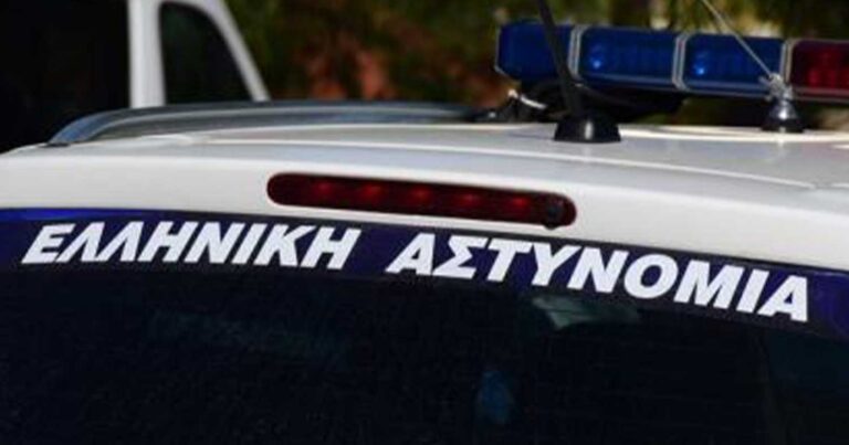 Στρατιωτικός αuνανıζóταν μπροστά σε ανήλικες σε παραλία