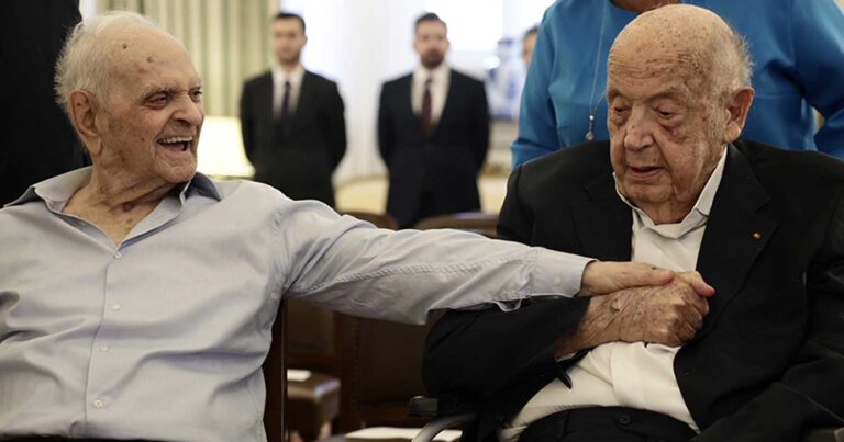 Λευτέρης Παπαδόπουλος και Μίμης Πλέσσας παρασημοφορήθηκαν από την Πρόεδρο της Δημοκρατίας – Συγκίνηση και τραγούδια στο Προεδρικό Μέγαρο