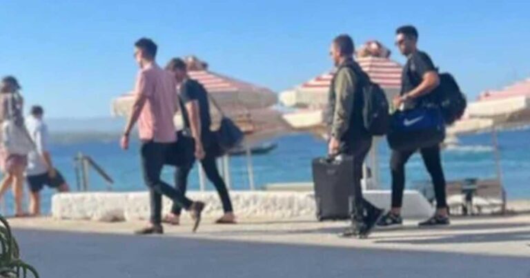 Στις Σπέτσες ο Στέφανος Κασσελάκης με τον Τάιλερ