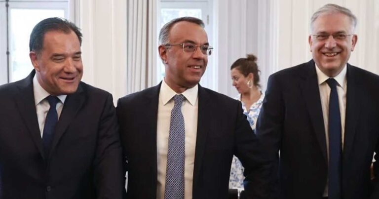 Χαμόγελα και «πηγαδάκια» στο Μέγαρο Μαξίμου – Φωτογραφίες από την πρώτη συνεδρίαση του νέου Υπουργικού Συμβουλίου