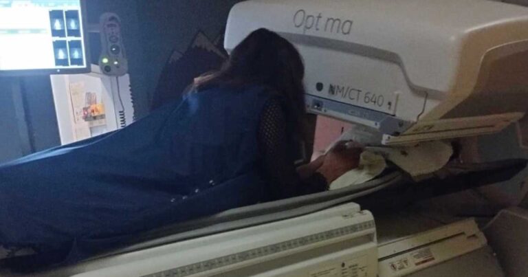 Συγκινεί ακτινολόγος: Μπήκε στον αξονικό τομογράφο μαζί με εγκαταλελειμμένο βρέφος – «Το ένιωθα σαν τον μικρό Χριστό»
