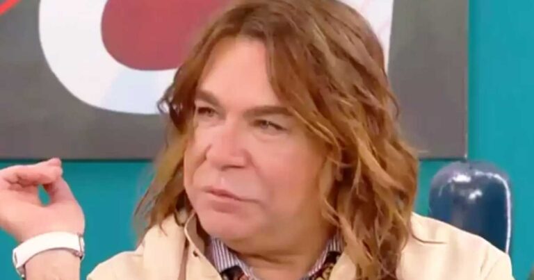 Τρύφωνας Σαμαράς: «Κοιτάζομαι στον καθρέφτη και λέω “φτου σου κούκλα μου” σαν τη Βουγιουκλάκη»