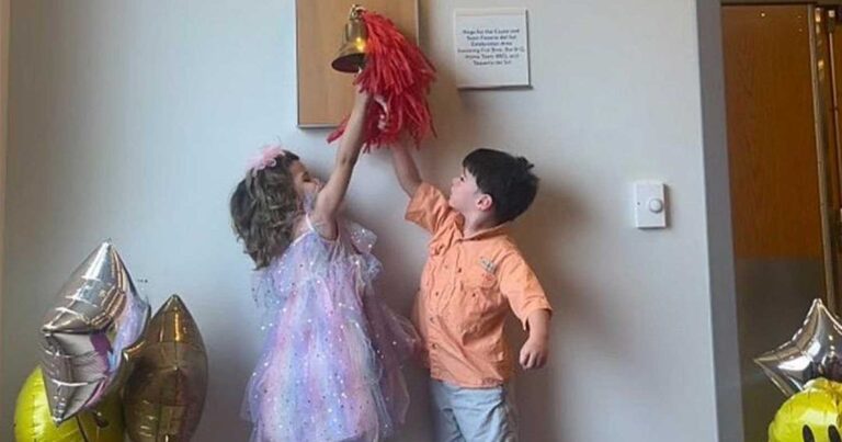 4χρονα φιλαράκια χτύπησαν ταυτόχρονα το καμπανάκι της νίκης μετά από σκληρή μάχη με τον καρκίνο