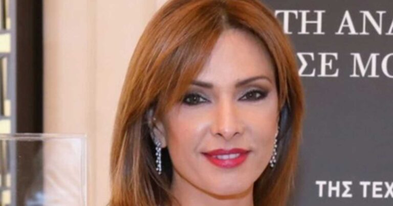 Μαρία Σαράφογλου: Η σπάνια κοσμική εμφάνιση με ασύμμετρο φόρεμα με ένα μανίκι και τσάντα Louis Vuitton