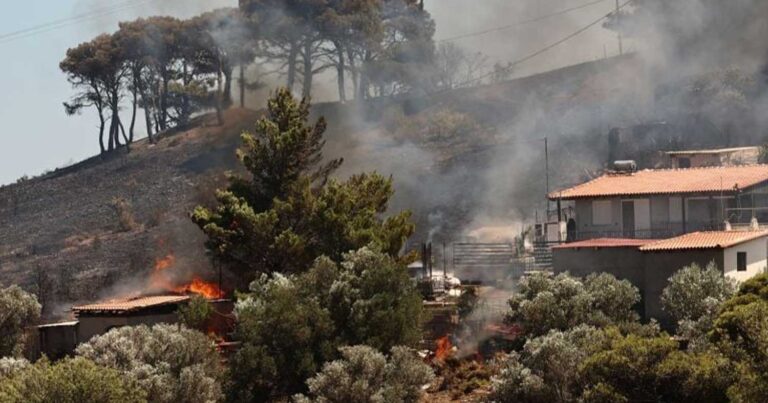 Φωτιά στην Κερατέα: 52 απεγκλωβισμοί από την ΕΛ.ΑΣ.