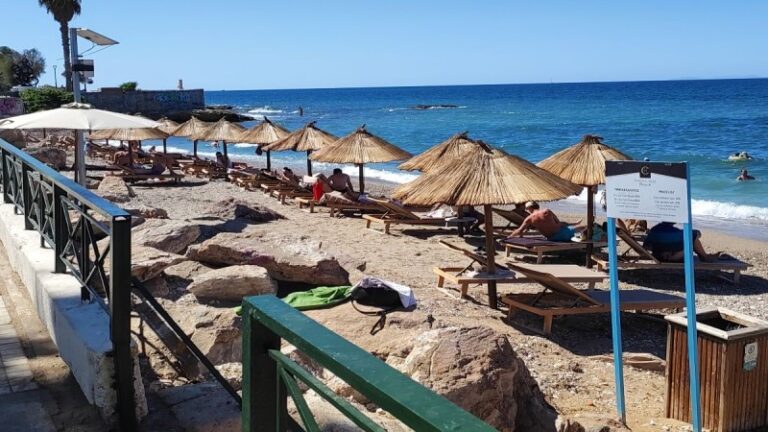 Ο τιμοκατάλογος της ξαπλώστρας – Πόσο κοστίζει το μπάνιο στις οργανωμένες παραλίες στην Αττική