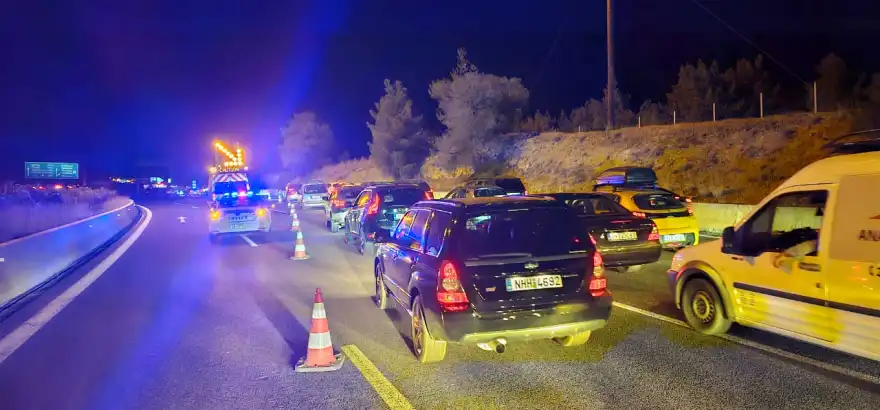 Έσβησε η φωτιά στο βυτιοφόρο - Γκρεμίζεται η γέφυρα κοντά στον Ισθμό 4 traffic 1