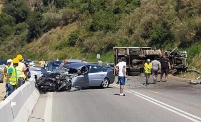 Τραγωδία στην άσφαλτο – Δύο νεκροί σε καραμπόλα με νταλίκα στην εθνική οδό Πατρών-Πύργου