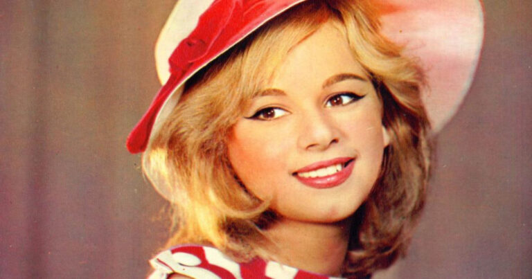 Πριν αλλάξει μύτη και στόμα: 10 φωτογραφίες της Αλίκης Βουγιουκλάκη πριν από τις πλαστικές τη δείχνουν πραγματικά αγνώριστη