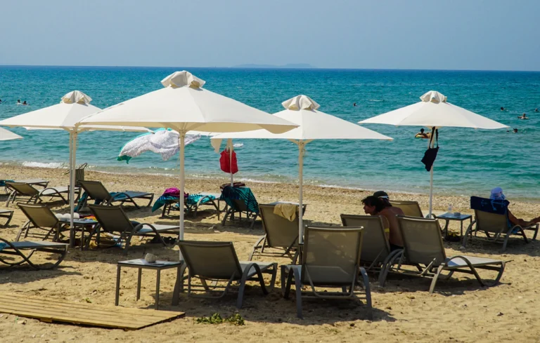 Ο τιμοκατάλογος της ξαπλώστρας – Βαθιά το χέρι στην τσέπη θα βάλουν φέτος οι πολίτες στην Αττική
