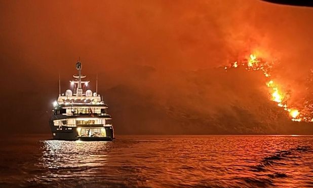 Ανατροπή με τη φωτιά στην Ύδρα: Η πυρκαγιά προκλήθηκε από την ακτή, όχι από τη θαλαμηγό
