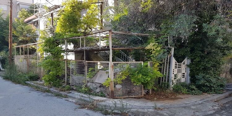 Άφησε το νεογέννητο μωρό μέσα σε ένα εγκαταλελειμμένο σπίτι και έφυγε μακρυά – 10 χρόνια μετά, το μετάνιωσε πικρά
