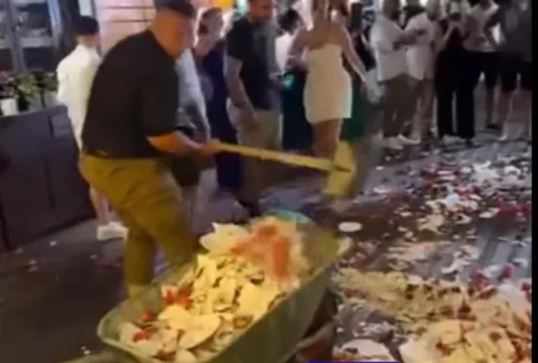 Ξέφυγε το γλέντι γάμου στη Λήμνο: Με φτυάρι και καρότσι μάζεψαν τα σπασμένα