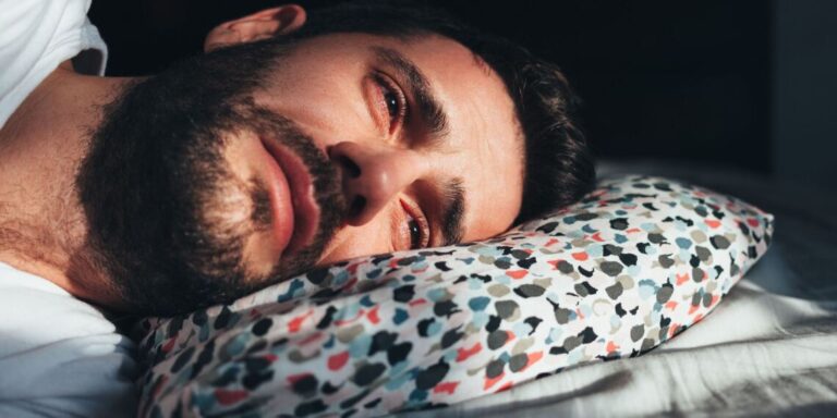 Μάλωνε καθημερινά με τη γυναίκα του και με πολύ άσχημο τρόπο. Μία μέρα ξάπλωσε δίπλα της και της είπε.