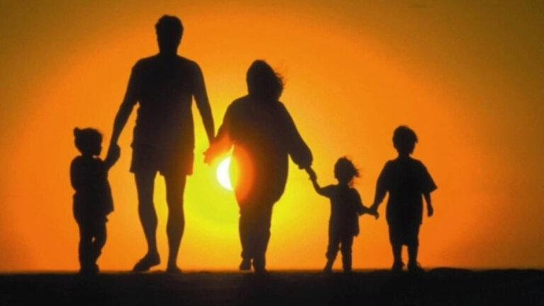 Οι τρίτεκνες οικογένειες εξισώνονται με τις πολύτεκνες – Ποια προνόμια θα λάβουν