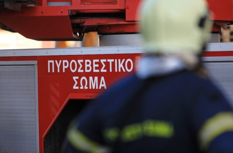 Φωτιά σε διαμέρισμα στο κέντρο της Αθήνας – Απεγκλωβίστηκαν δύο άτομα