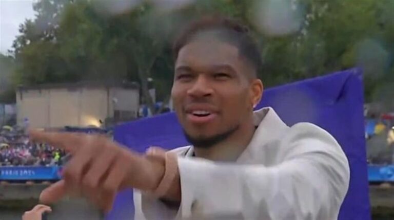 Ολυμπιακοί Αγώνες 2024: Η στιγμή που ο Γιάννης Αντετοκούνμπο εντοπίζει τη μητέρα του μέσα στο πλήθος