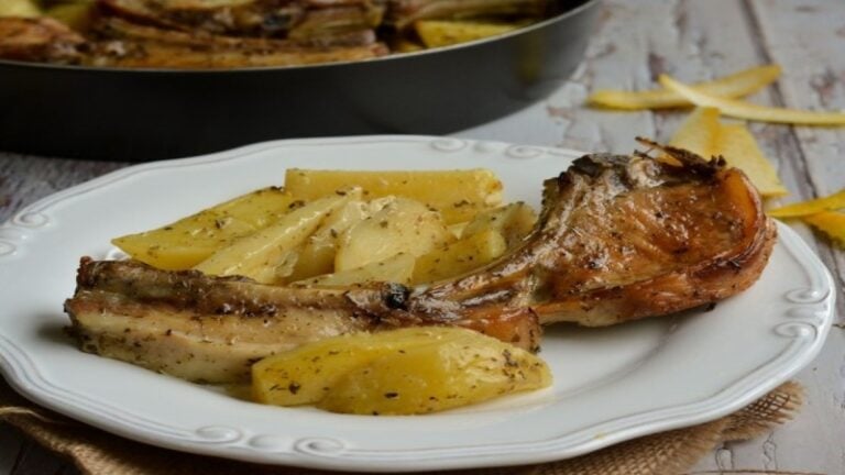 Κρασάτες μπριζόλες στο τηγάνι – Λιώνουν στο στόμα: Το μυστικό κρύβεται σε 2 υλικά που έχετε σίγουρα στην κουζίνα σας