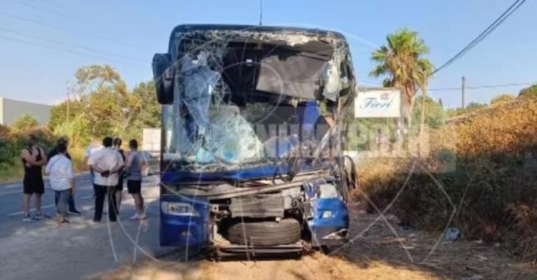 Λεωφορείο σφηνώθηκε σε σταθμευμένο φορτηγό ‑ Nεκρός ο οδηγός