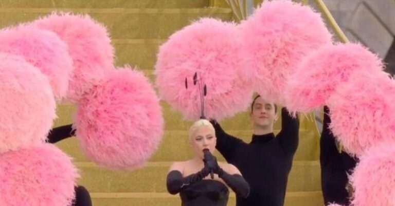 Ολυμπιακοί Αγώνες 2024: Η Lady Gaga σε ένα εντυπωσιακό show που θύμιζε «Moulin Rouge» στην τελετή έναρξης