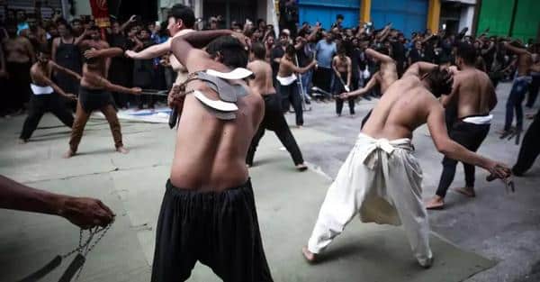 Πειραιάς: Αναβίωσε και φέτος το έθιμο της Ασούρα με το αυτομαστίγωμα