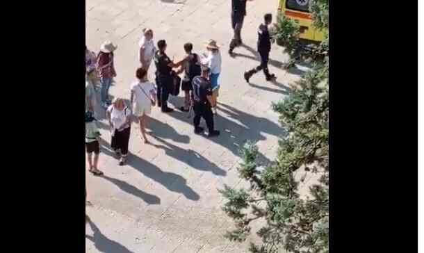 Τουρίστας στη Λαμία «κοκκάλωσε» όρθιος μέσα στον καύσωνα για 3 ώρες στο κέντρο της πόλης