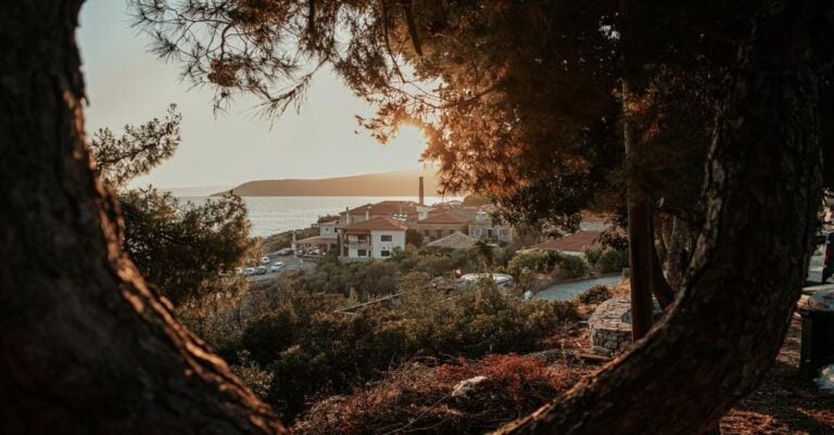 Όλη μέρα θάλασσα, ταβέρνα, βόλτες: Το παραθαλάσσιο χωριό στην Πελοπόννησο που θυμίζει νησί, αλλά με τιμές 50% κάτω