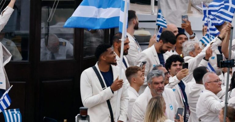 Ολυμπιακοί Αγώνες 2024: Γιάννης Αντετοκούνμπο και Αντιγόνη Ντρισμπιώτη σημαιοφόροι της παρέλασης – Η εμφάνιση της Ελλάδας