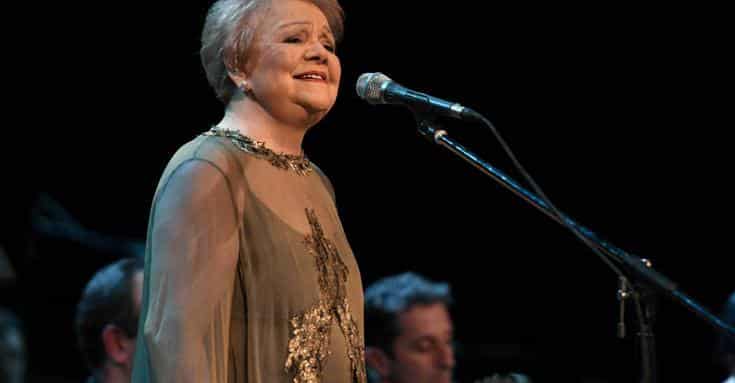 Η αγαπημένη Μαίρη Λίντα ηχογράφησε νέο τραγούδι και κάνει μια θεαματική επιστροφή που συγκινεί