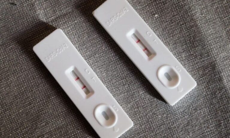 Κορονοϊός: 1.700 άνθρωποι πεθαίνουν κάθε εβδομάδα σε όλο τον κόσμο – Οι ηλικιωμένοι κινδυνεύουν από θόλωση εγκεφάλου