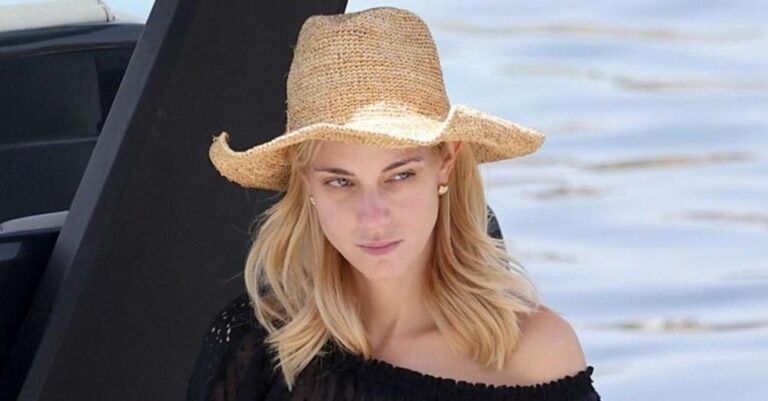 Κομψή σε εξόρμηση με το σκάφος της στη Μύκονο: Η Δούκισσα Νομικού με δαντελένιο φόρεμα, μπικίνι και μεγάλη τσάντα καλαθούνα