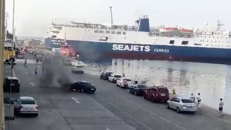 Αυτοκίνητο στην Καβάλα πήρε φωτιά λίγα λεπτά πριν μπει στο πλοίο