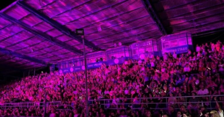 Χαμός στη συναυλία του Αντώνη Ρέμου στα Τρίκαλα – Δεύτερες φωνές έκαναν τα… τριζόνια