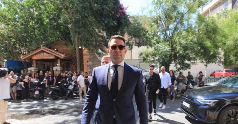 Στα Τρίκαλα ο Στέφανος Κασσελάκης – Προσκεκλημένος σε γάμο φιλικού ζευγαριού
