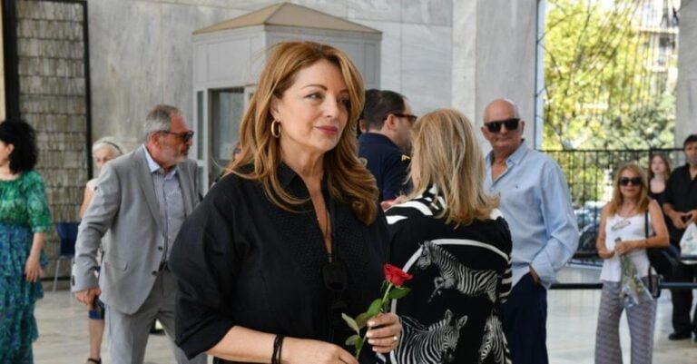 Άντζελα Γκερέκου: Με την κόρη της, Μαρία στο μνημόσυνο για τα 3 χρόνια από τον θάνατο του Τόλη Βοσκόπουλου