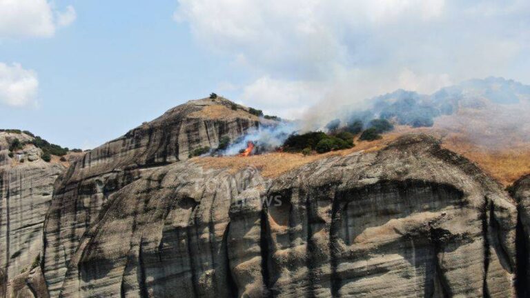 Δεν πίστευαν στα μάτια τους οι κάτοικοι – Είδαν φλόγες να πετάγονται σε βράχο