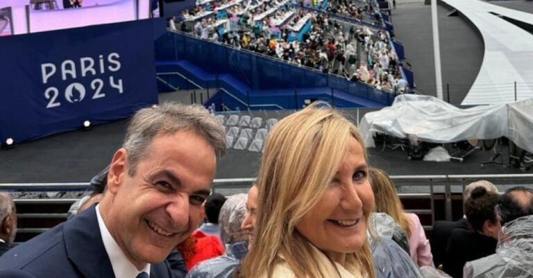 Ολυμπιακοί Αγώνες 2024: Κυριάκος Μητσοτάκης και Μαρέβα Γκραμπόφσκι στην τελετή έναρξης – Η selfie φωτογραφία