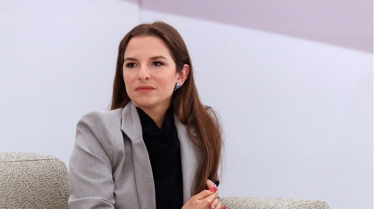 Εριέττα Κούρκουλου – Λάτση: «Ξέρεις ποιος είμαι εγώ;» – «Υπάρχει τεράστια βρώμα στην εξουσία και το χρήμα»