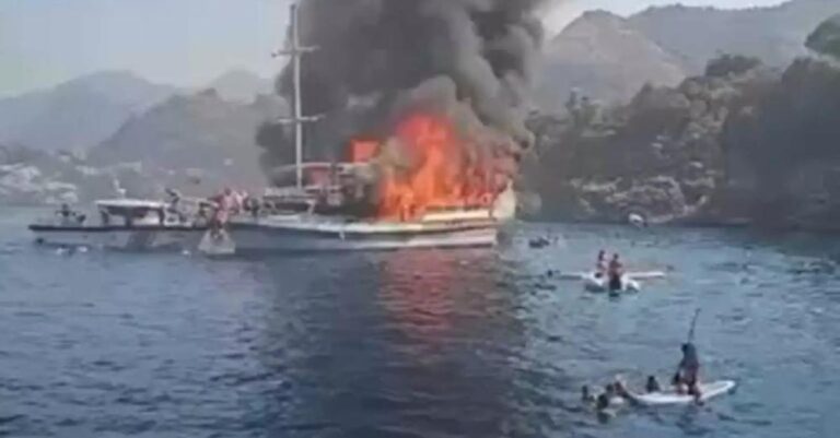 «Λαμπάδιασε» πολυτελές πλοίο με 110 επιβάτες – Βίντεο με τουρίστες που πηδούν στη θάλασσα για να σωθούν