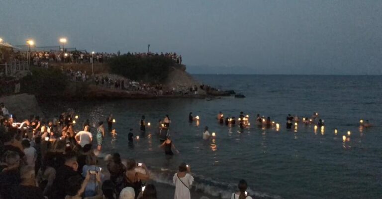 Μάτι: Συγκίνηση στην Αργυρά Ακτή – Ράγισαν καρδιές όταν απελευθερώθηκαν 104 φαναράκια στη θάλασσα