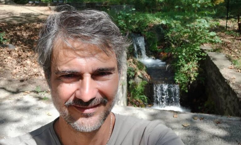 Δημήτρης Τοπαλίδης: Άγνωστοι έκαψαν το αυτοκίνητο του ηθοποιού από το «Μαύρο Ρόδο»
