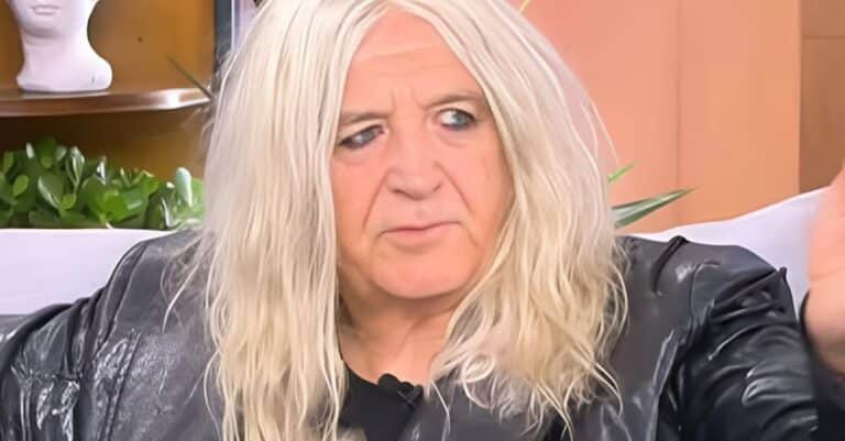 Νίκος Καρβέλας: «Να καταργηθεί η πίστη στον Θεό , πιστεύετε σε έναν Θεό ο οποίος δεν βοήθησε και δεν θα βοηθήσει ποτέ, γιατί δεν υπάρχει»